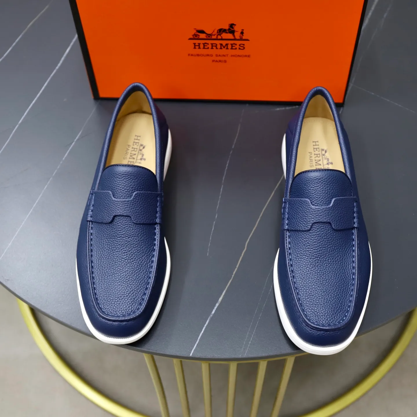 Ex-factory price: 560💰Hermès/Hermès slip-on men's shoes. This shoe is made of imported pebbled cowhide. It has simple and smooth lines and is combined with aerodynamically designed 3CM rubber foam ultra-light soles! Youthful and fashionable, classic H-shaped hardware buckle decoration, calf lining gently wraps the feet, with logo cowhide feet, casual and urban style, highlighting youthful vitality, sports and leisure version, super versatile, code number: 38-39-40-41-42-43-44 standard leather shoe size (45 can be customized but does not support returns)